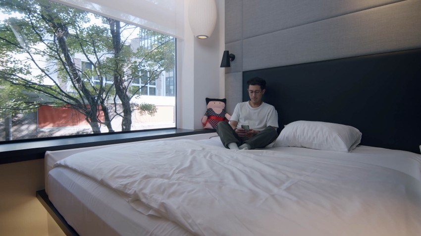 hotel bed videoproductie acteur