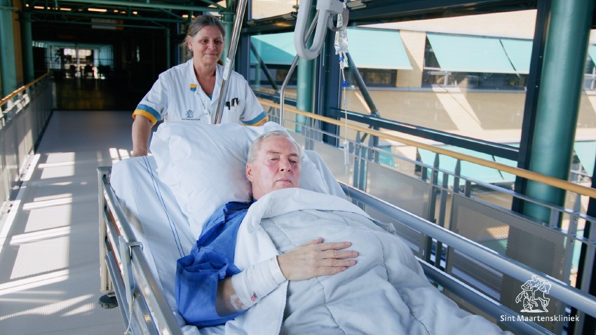 bejaarde in bed sint Maartens kliniek opnames